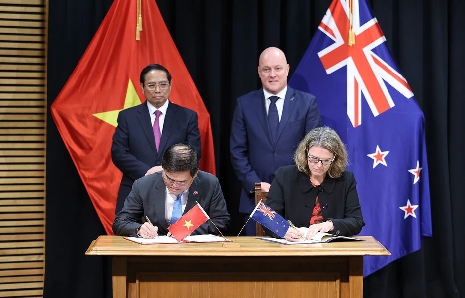 The two PMs witness the signing of three cooperation agreements in the fields of education-training, economics-trade, and finance after the talks. (Photo: VNA)