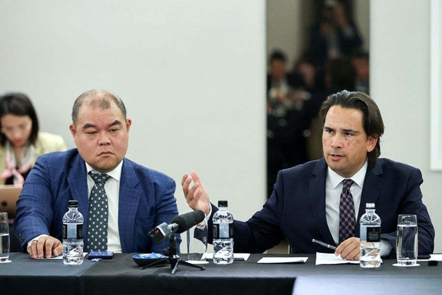 Simon Bridges (R), CEO of the Auckland Business Chamber, makes some proposals at a meeting with Vietnamese Prime Minister Pham Minh Chinh. (Photo: VGP)