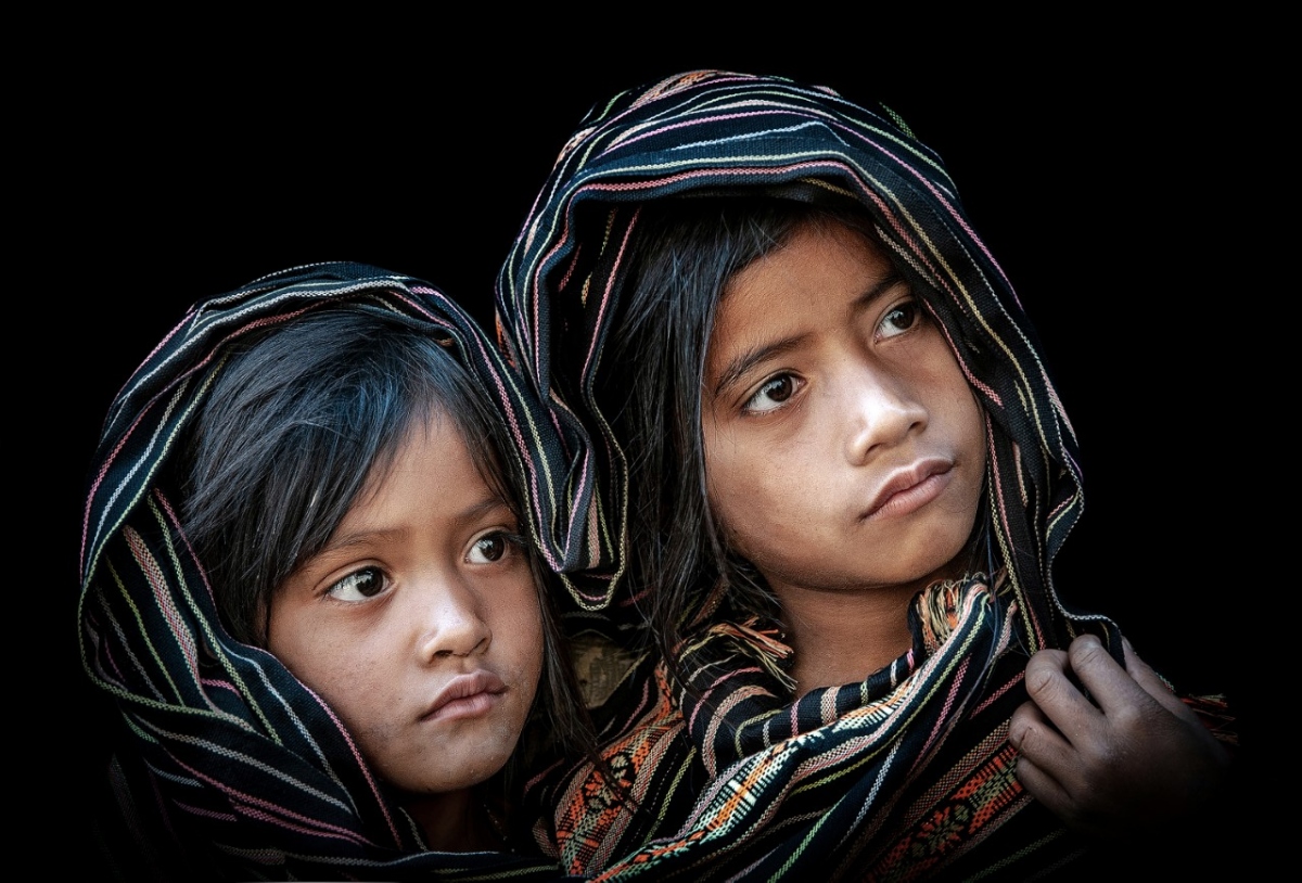 Hau's photo “Chi em gai”, known as “Sisters” in English, wins a gold medal in the Portrait category.