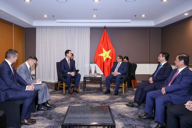 SunRice CEO Paul Serra (L) and Vietnamese Prime Minister Pham Minh Chinh during their meeting in Canberra on March 8. (Photo: VGP)