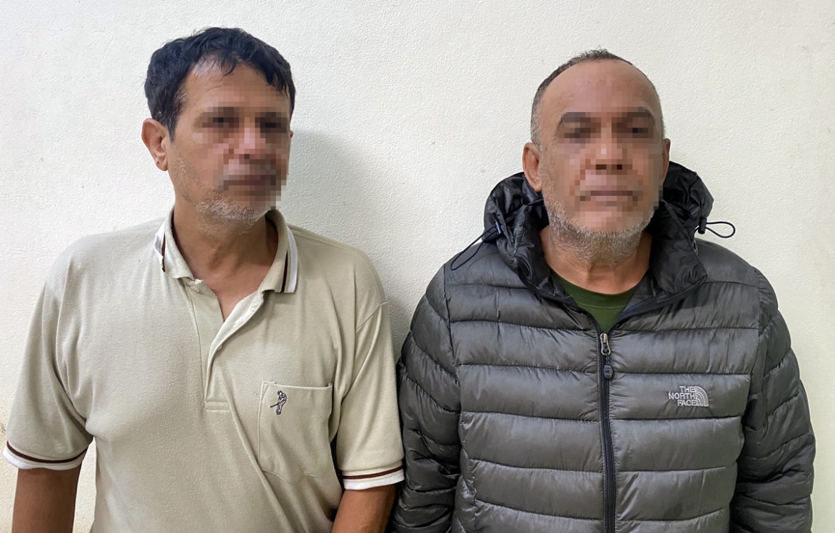 Two foreign suspects at the police station (Photo: D.Cong/Vietnamnet)