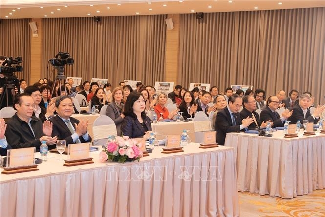 Minister Dao Hong Lan stands alongside other leaders to participate in the ceremony held in the capital in response to World Tuberculosis Day.