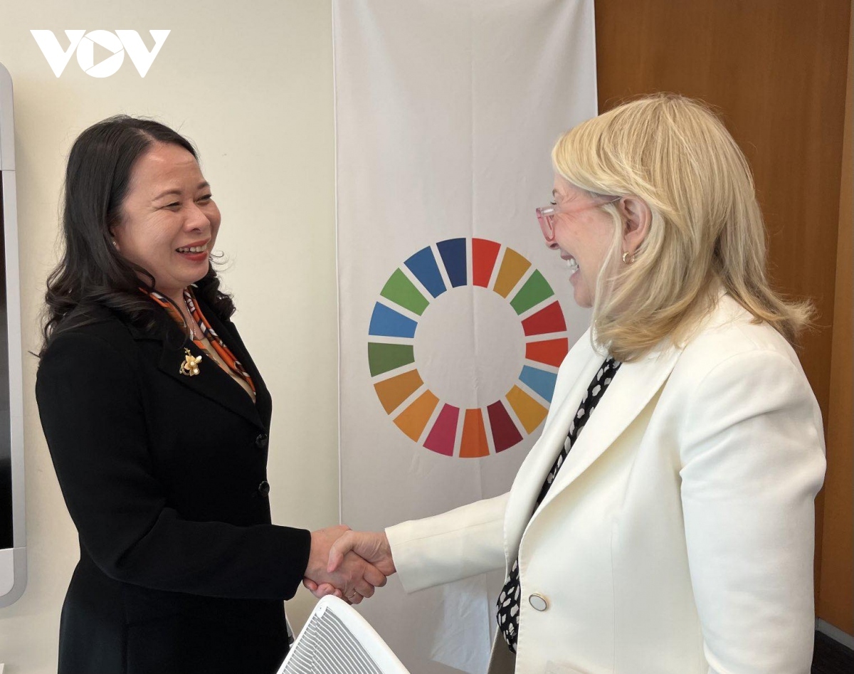 Vice State President Vo Thi Anh Xuan (L) meets Catherine Mary Russell, Executive Director of the United Nations Children's Fund (UNICEF)