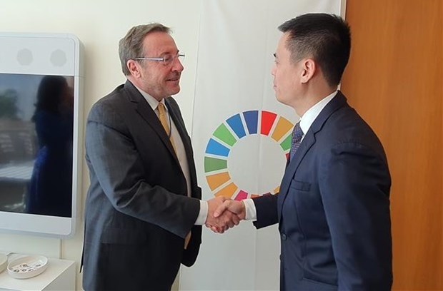 UNDP Administrator Achim Steiner (L) meets with Vietnamese Ambassador Dang Hoang Giang prior to the launch of the 2023/24 Human Development Report in New York on March 13. (Photo: VNA)