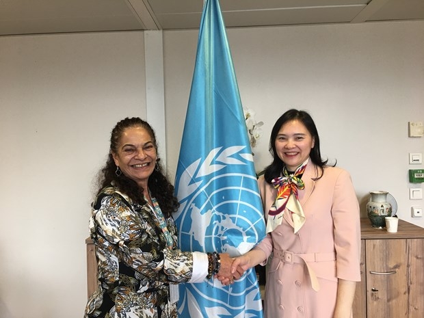Ambassador Nguyen Thi Van Anh (R) meets UNESCO Assistant Director-General for Natural Sciences Lidia Arthur Brito (Photo: VNA)