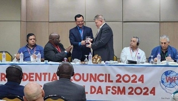 President of the Vietnam General Confederation of Labour (VGCL) Nguyen Dinh Khang presents a gift to leaders of the World Federation of Trade Unions (WFTU). (Photo: VNA)