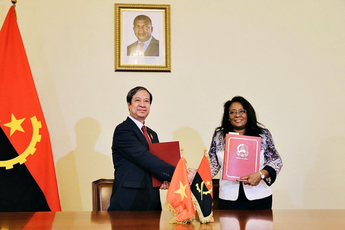 Vietnamese Minister of Education and Training Nguyen Kim Son, who is head of the Vietnam – Angola Inter-Government Committee, and Minister of Higher Education, Science, Technology, and Innovation Maria do Rosário Bragança, who is head of the Angola-Vietnam Inter-Government Committee, exchange the minutes of the meeting
