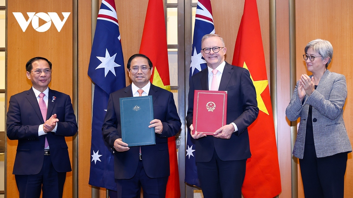 Australian Prime Minister Anthony Albanese (second from right) and Vietnamese Prime Minister Pham Minh Chinh exchange the signed documents between the two countries.