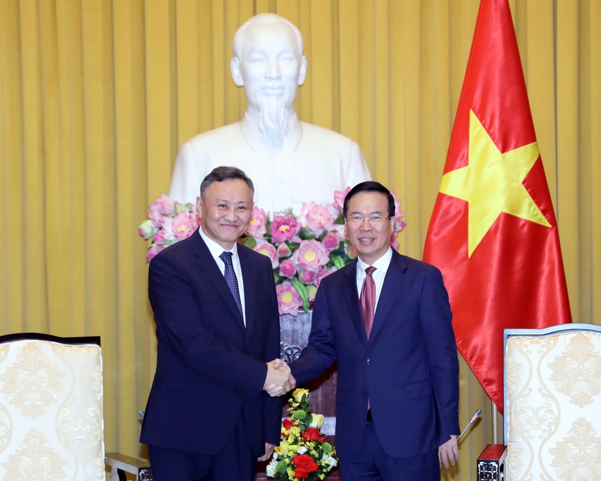 President Vo Van Thuong (R) and Prosecutor General of Mongolia Jargalsaikhan Banzragch
