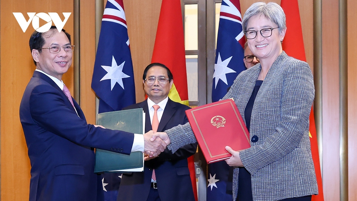 The two Prime Ministers witness the exchange of a signed cooperation document between the two countries' Foreign Ministers