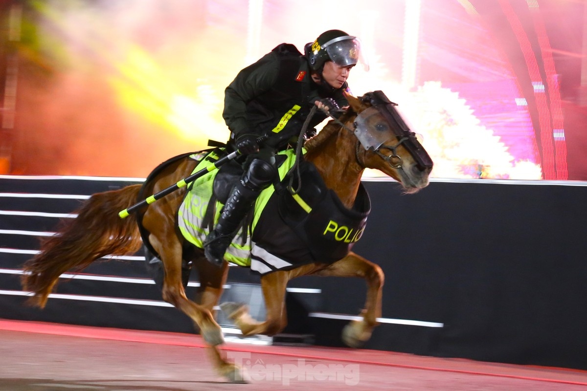 Controlling the horse to run at high speed is a challenging task.
