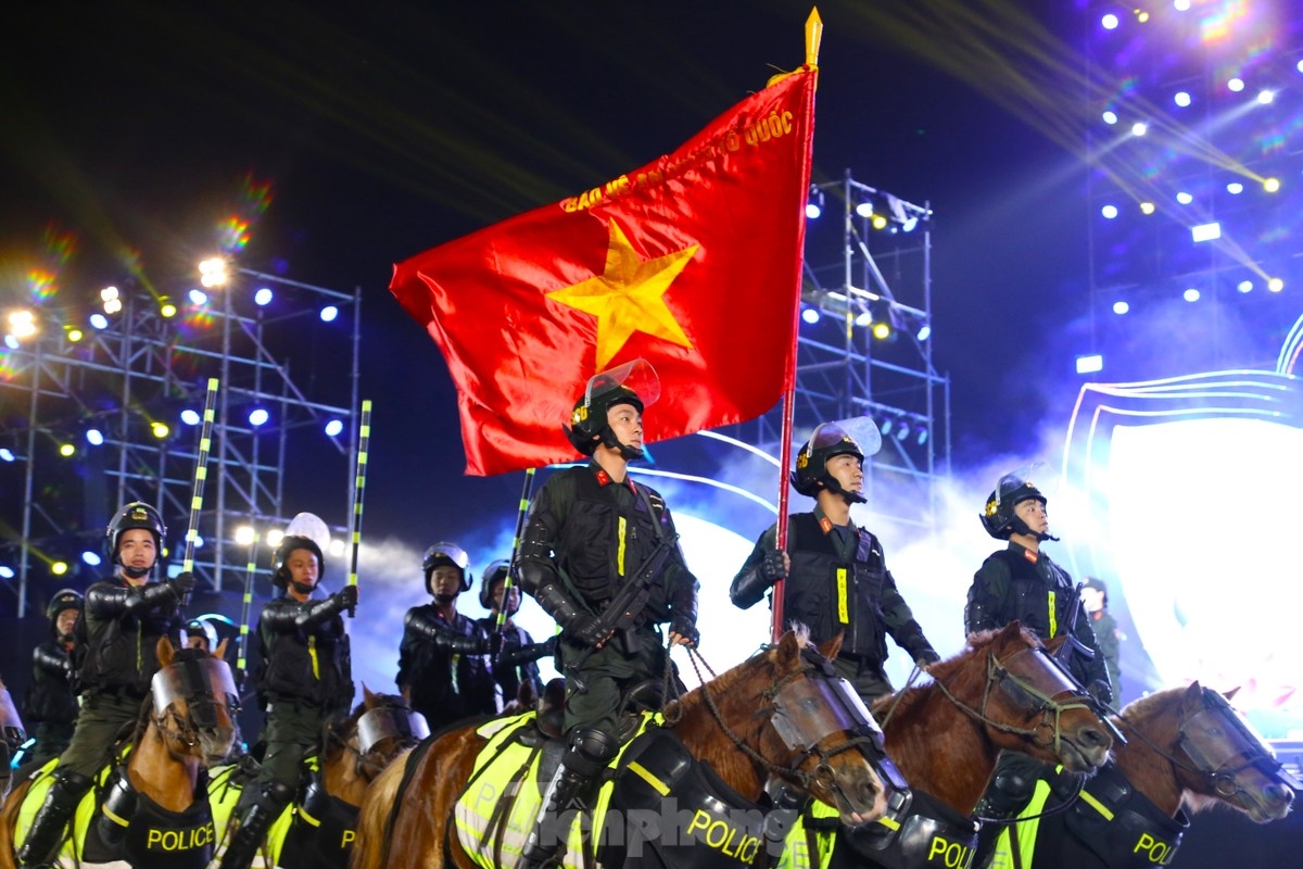 The force directly trains and utilises horses in the service of crime fighting and security safeguarding as the main task.