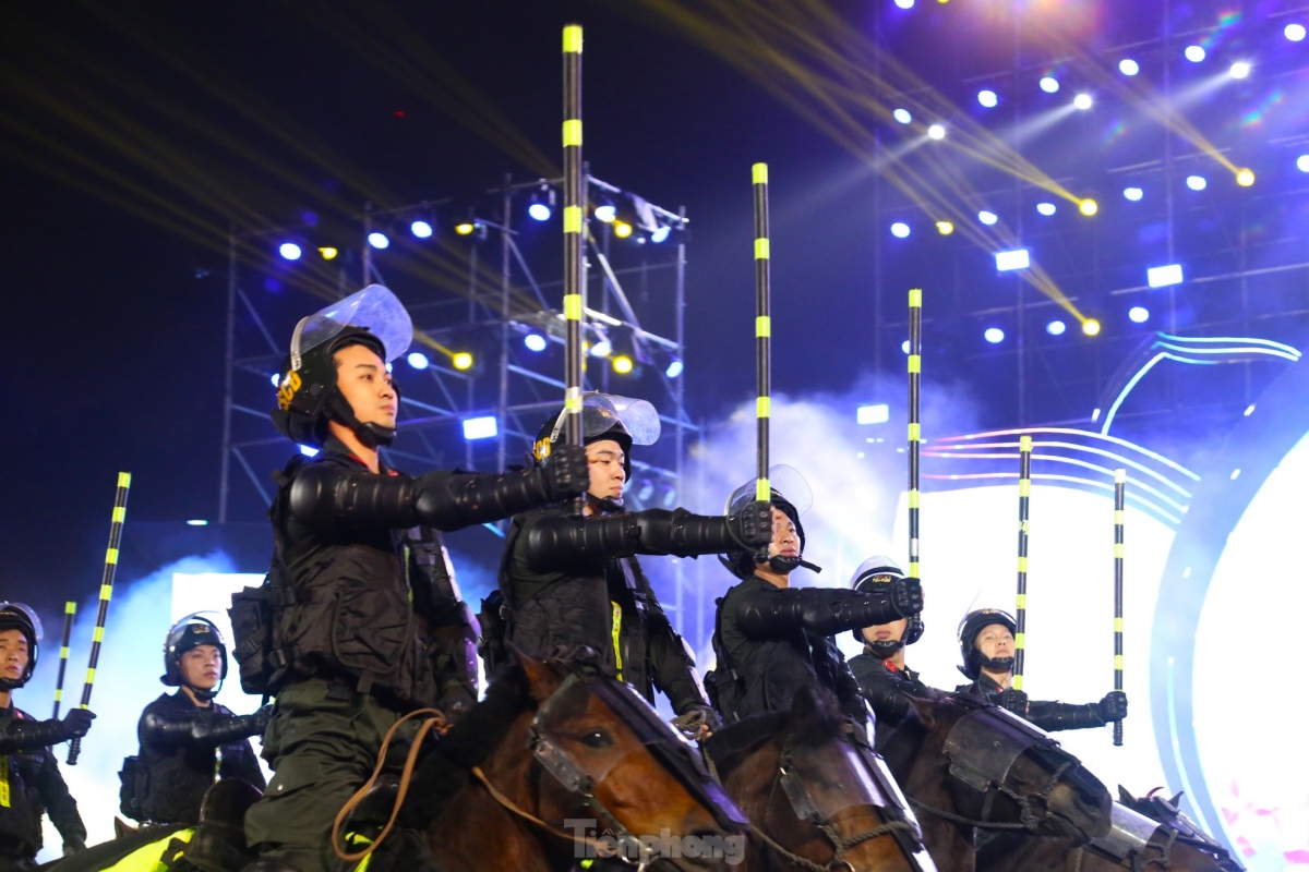 The majestic mobile policemen riding on horseback parade through Ho Chi Minh Square in Vinh.