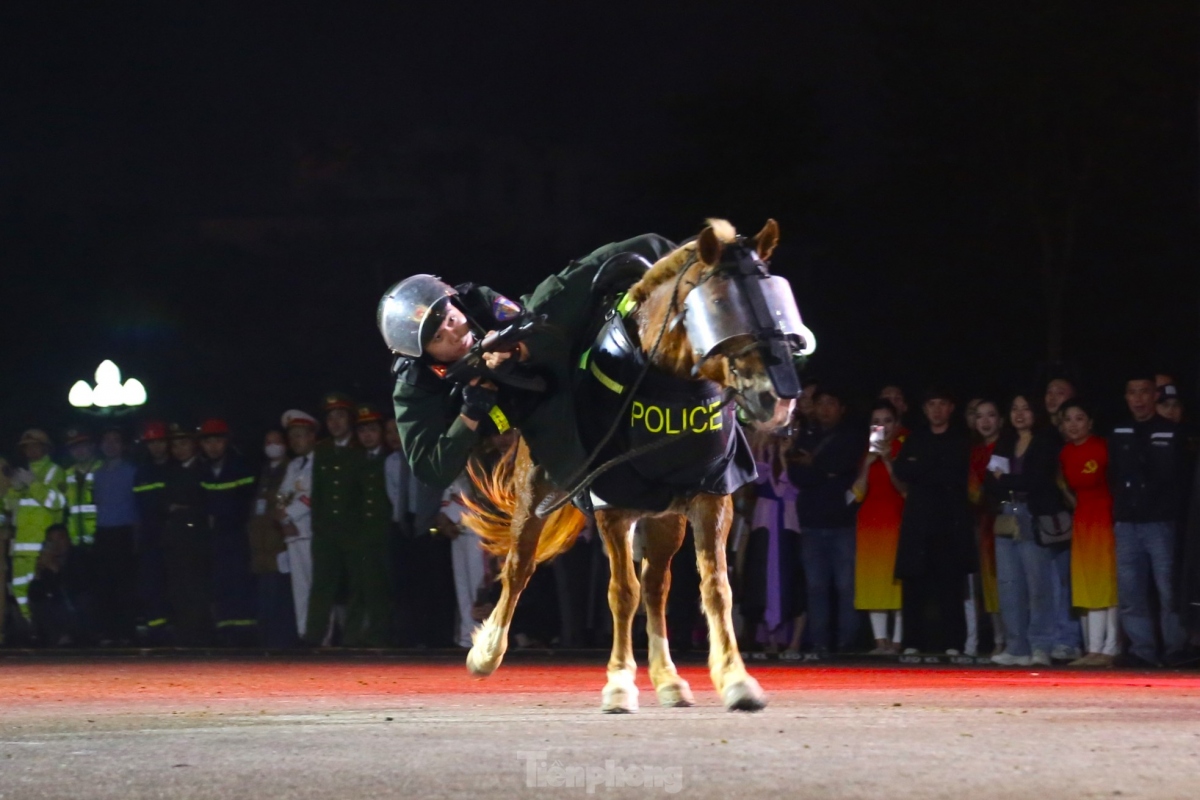 A mounted police officer puts on a skillful performance in front of the audience.