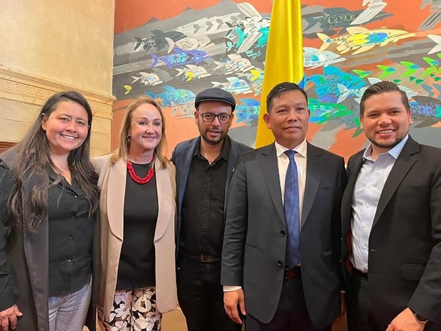 Vietnamese Ambassador to Venezuela and Colombia Vu Trung My (second from right) and President of the Chamber of Representatives of Colombia Andrés David Calle Aguas (R)