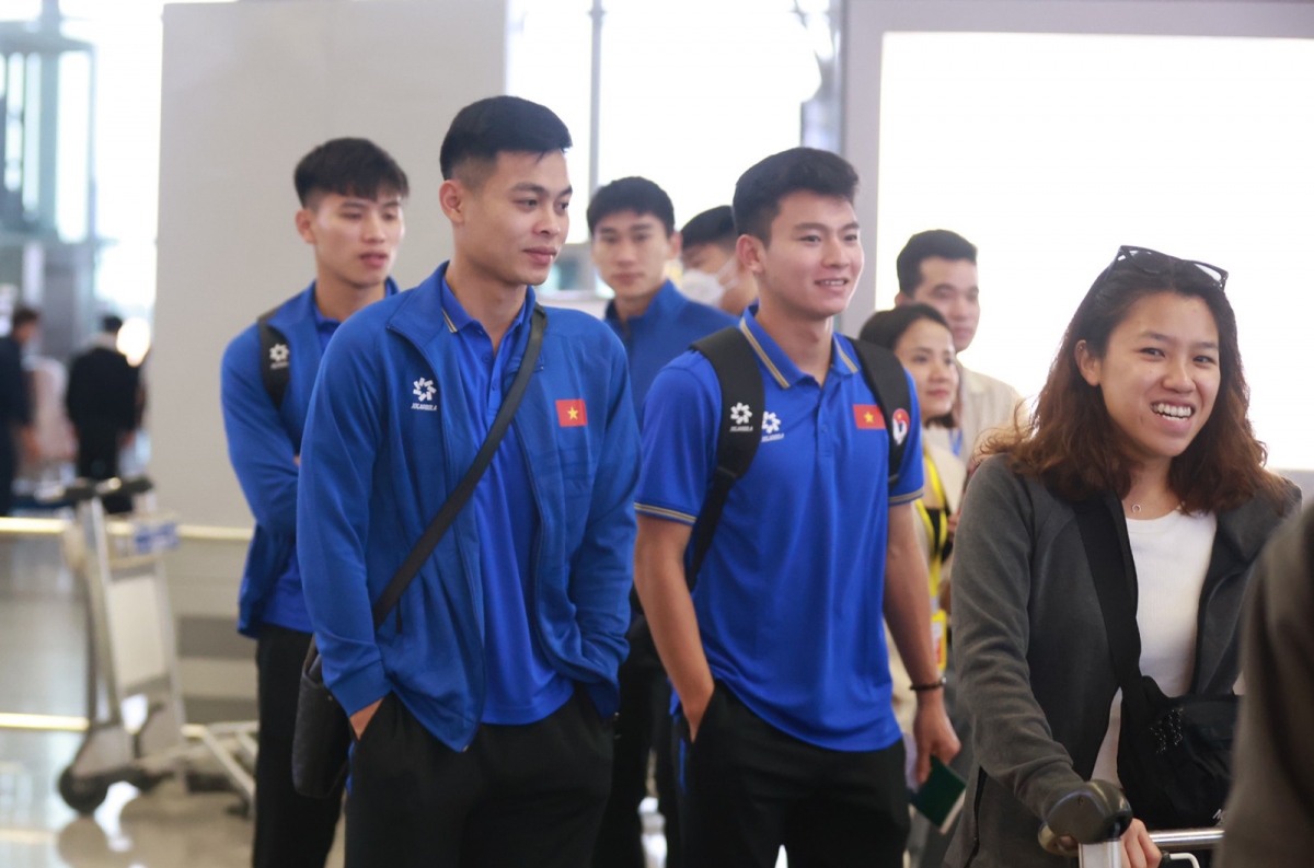 Vietnamese footballers depart from Noi Bai International Airport at 6 a.m. on March 19. Head coach Troussier and his players will have two more training sessions in Indonesia before facing the host team on March 21.