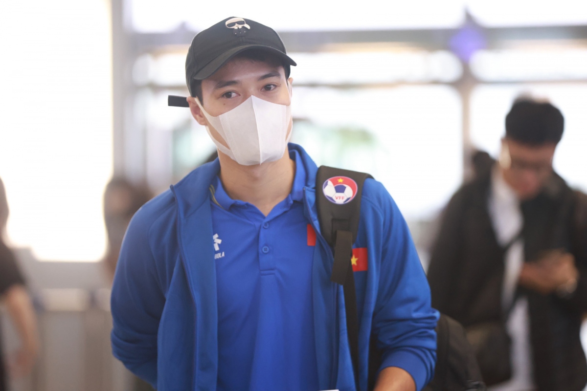 Five veteran players are not included in the list due to injuries, including Do Duy Manh, Giap Tuan Duong, Truong Tien Anh, Nguyen Hai Long, and Nguyen Cong Phuong.