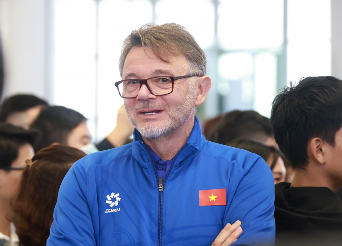 Coach Troussier and his players will return home to prepare for the second leg which will be played on March 26 at My Dinh National Stadium in Hanoi.