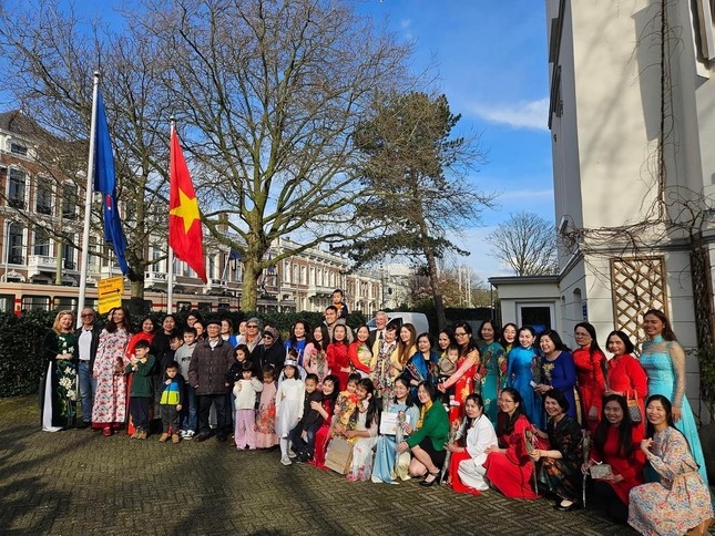 Overseas Vietnamese in Netherlands join a gathering to celebrate International Women’s Day. (Photo: tienphong.vn)