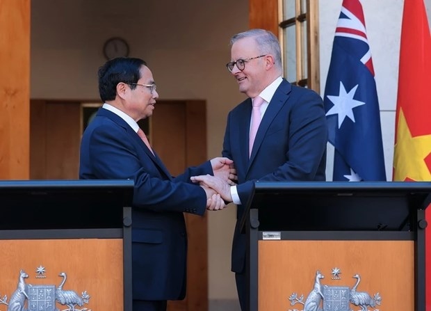 Prime Minister Pham Minh Chinh (L) and his Australian counterpart Anthony Albanese at a press conference in Canberra on March 7 to announce the upgrade of the Vietnam-Australia relations to a comprehensive strategic partnership. (Photo: VNA)