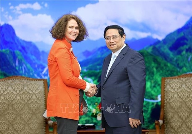 Prime Minister Pham Minh Chinh (right) and World Bank (WB) Country Director for Vietnam Carolyn Turk. (Photo: VNA)