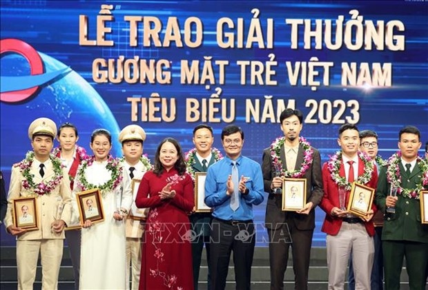 Acting President Vo Thi Anh Xuan (3rd from left, first row) presents the awards to young people who obtained outstanding achievements in different fields in 2023.