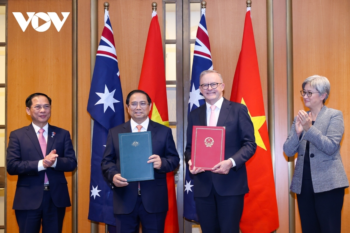 Prime Minister Pham Minh Chinh (L) and his Australian counterpart Anthony Albanese