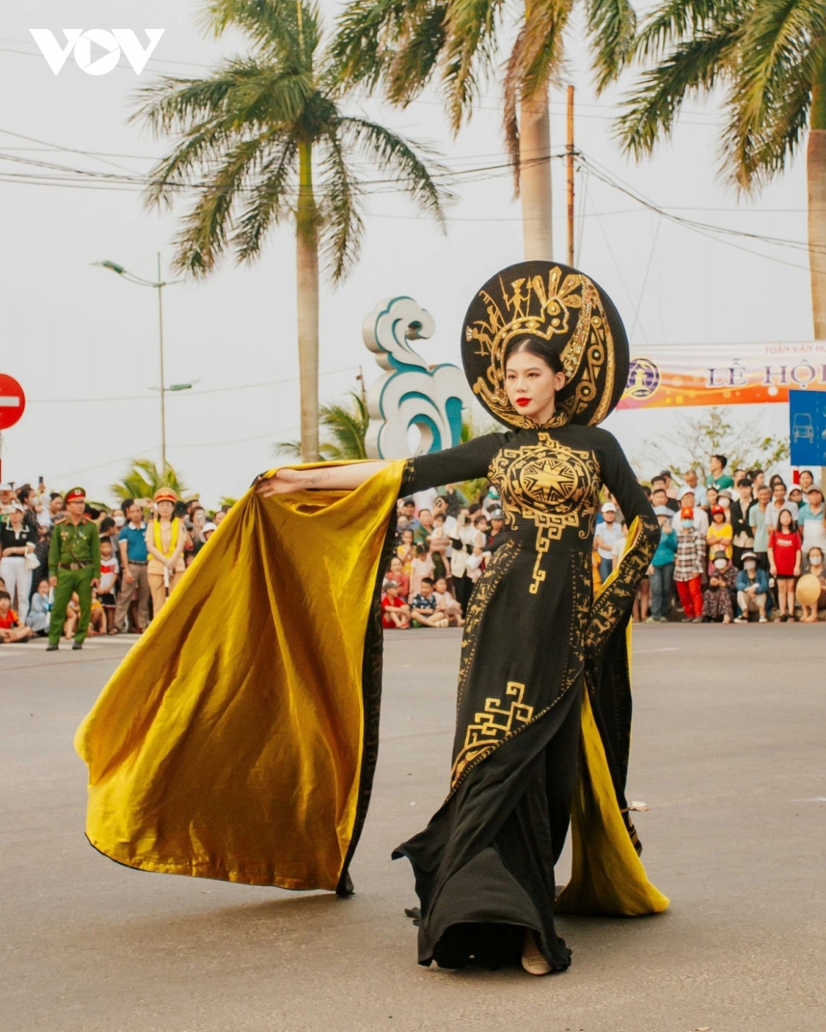 The carnival in Dong Hoi city impresses visitors.