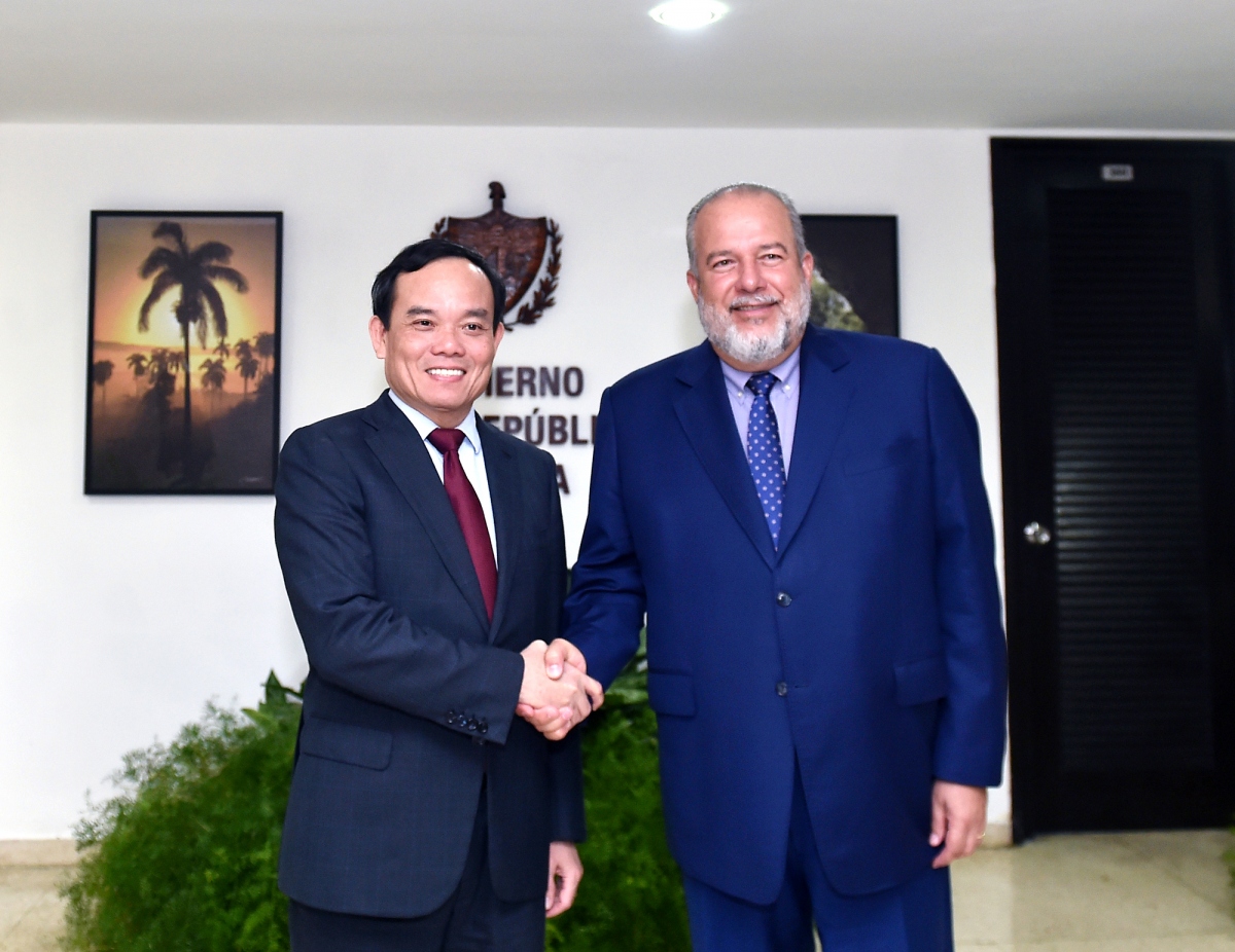 Prime Minister Manuel Marrero Cruz (R) shaking hands with Vietnamese Deputy Prime Minister Tran Luu Quang during the latter's visit to Cuba, in Havana, on April 15. (Photo: VGP)