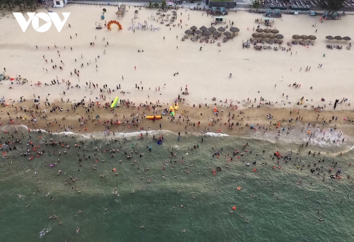On the first two days of the national holidays, thousands of people flock to Nhat Le and Bao Ninh beaches or nearby streams and waterfalls in Bo Trach district of Dong Hoi city to cool off amid the summer heat.