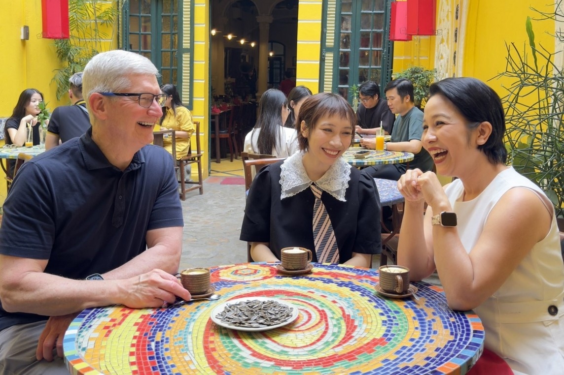. “Xin chào, Vietnam! Thank you to the very talented musicians My Linh and My Anh for such a warm welcome. And I loved the egg coffee!" Tim Cook twits on X on April 15. The location where the Apple CEO tries egg coffee is a restaurant at 48 Hang Be street in Hoan Kiem district of Hanoi. (Photo: X)