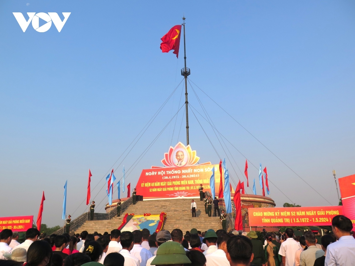 Residents and tourists observe a minute of silence in memory of those who laid down their lives for the causes of independence and freedom of the Fatherland.