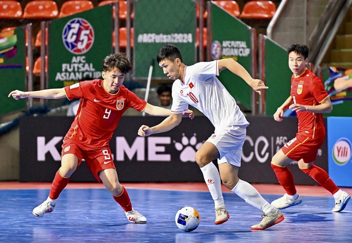 Vietnamese player Nguyen Thinh Phat (in white jersey) in a ball fight with Chinese players. (Photo: AFC)
