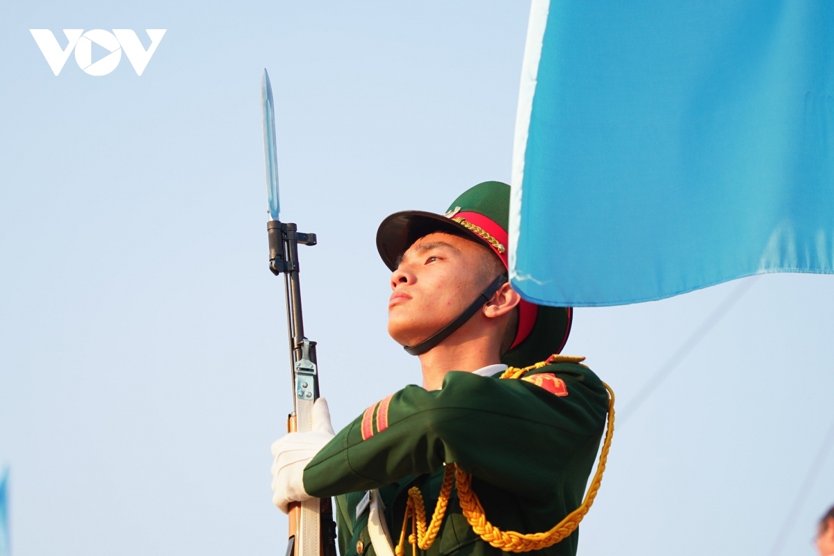 The flag-hoisting ceremony is held amid a solemn atmosphere.