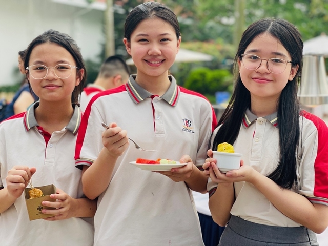 A group of 7th graders from Truong Cong Giai Secondary School in Cau Giay District enjoy the food served at the Taste of Sweden-Quà chiều. (VNS Photo Khanh Chi)