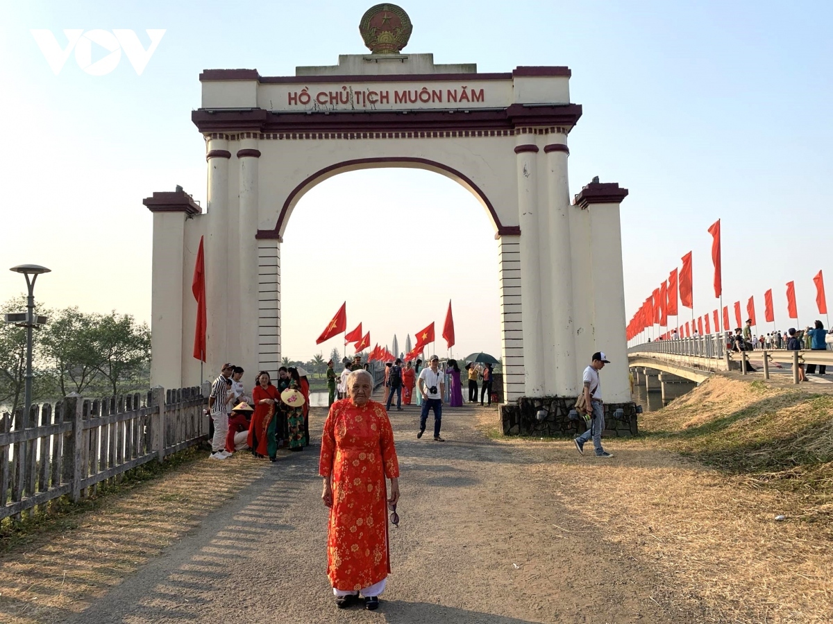 Residents don the nation’s traditional long dress (Ao Dai) as they attend the flag raising ceremony.