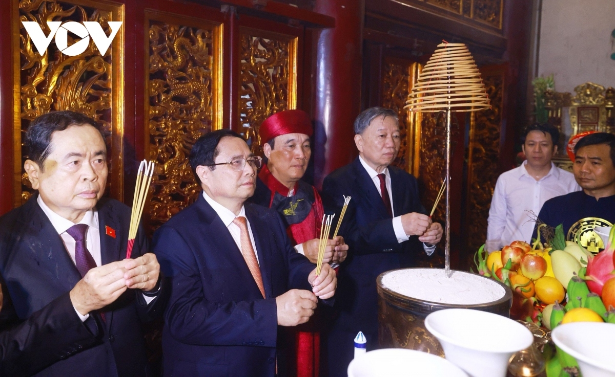 A Party and State delegation led by Prime Minister Pham Minh Chinh (second from left) offer incense to commemorate Hung Kings, the nation's founders, on their death anniversary on the 10th day of the third lunar month that falls on April 18, 2024