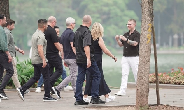 He and his entourage take a stroll around Hanoi Post Office on Dinh Tien Hoang street. He wears a simple T-shirt and cheerfully greets Hanoians on the pedestrian street. (Photo: genk.vn)