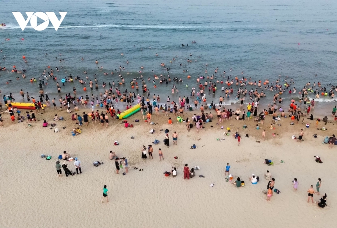 Hoang Thi Tam, a tourist from Hanoi, reveals that her family visited Phong Nha - Ke Bang tourist area in the morning and then returned to Nhat Le beach to relax and enjoy some interesting experiences.
 