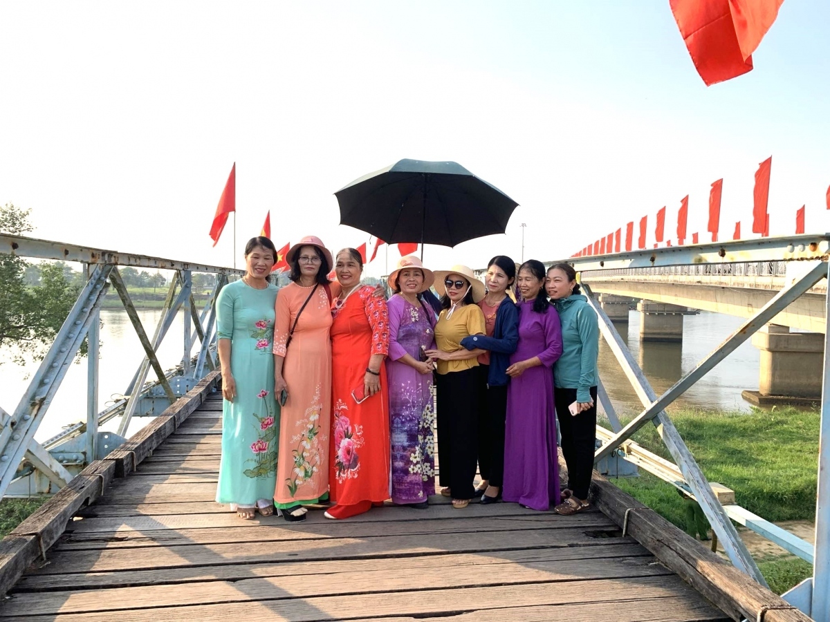 People come together as they snap photos on Hien Luong bridge.