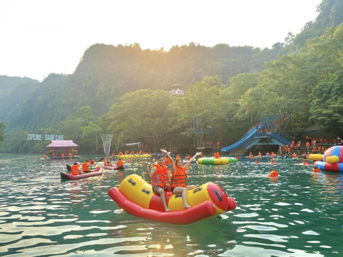 Guests experience special tourism services at the Phong Nha-Ke Bang Tourist Area