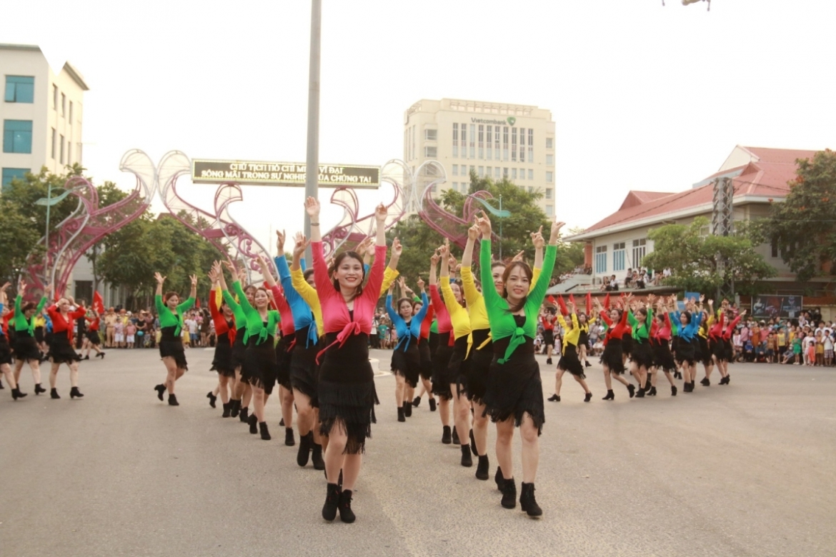 As part of the occasion, Dong Hoi city organises a carnival featuring the participation of 450 artists, models, and dancers.
 