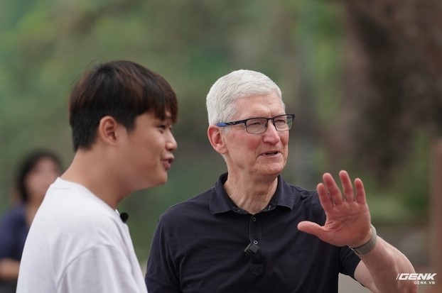Later the Apple CEO meets with director Phuong Vu and visit studio Antiantiart, along with speaking to some developers and popular singer Suboi. (Photo: genk.vn)