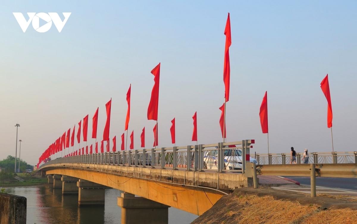 An overview of Hien Luong Bridge