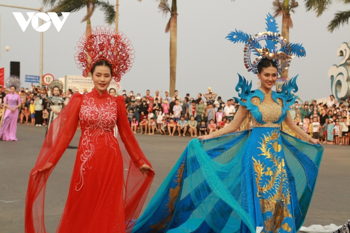 Hoang Thi Thanh Nhung, vice chairwoman of Dong Hoi City’s People's Committee, says the carnival's programme is part of Dong Hoi Cultural Tourism Week with the aim of developing unique cultural tourism products along the Central Heritage Road.