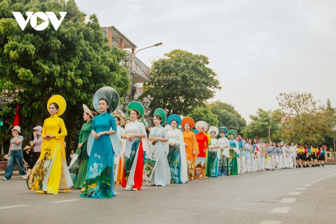  An ao dai fashion show takes place at the festival