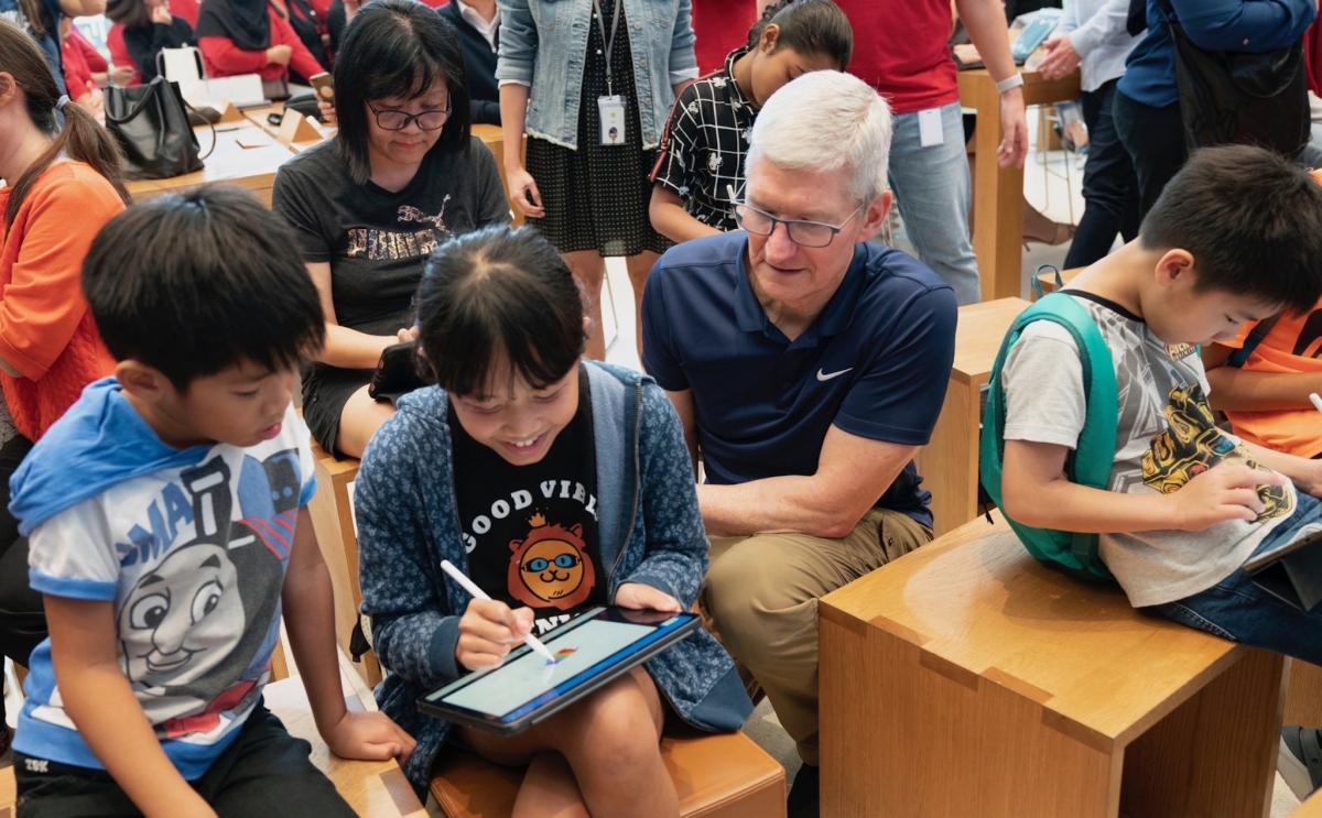A representative of Apple reveals that during the trip, the company will strive to strengthen its commitment to Vietnam, increase its spending for suppliers, and make new advancements in the initiative to provide safe water for local schools. 