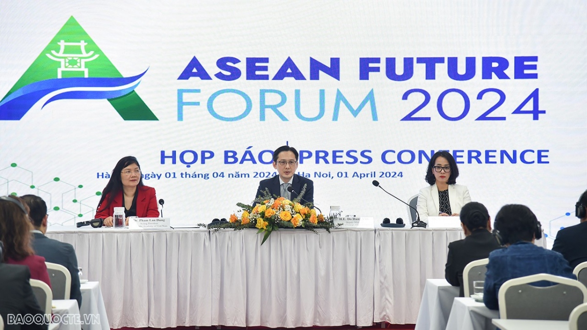 Deputy Foreign Minister Do Hung Viet (C) talks about the ASEAN Future Forum 2024 at a press briefing in Hanoi on April 1. The forum will be held in Hanoi on April 22. (Photo: baoquocte.vn)