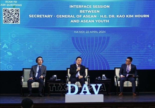 ASEAN Secretary-General Kao Kim Hourn (centre) at the dialogue with ASEAN youth in Hanoi on April 22