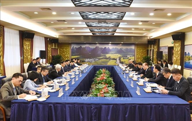 Vietnamese Foreign Minister Bui Thanh Son and Secretary of the Party Committee of Guangxi Zhuang Autonomous Region Liu Ning discuss measures to increase cooperation between localities of Vietnam and China.